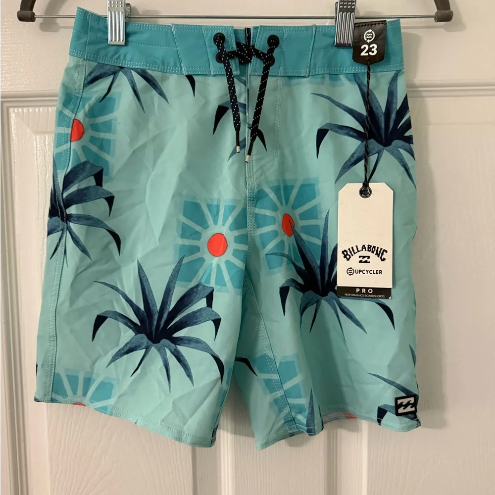 Billabong Boys Aqua and Navy Palm Swim Shorts
US 7/8 slim - Picture 3 of 6